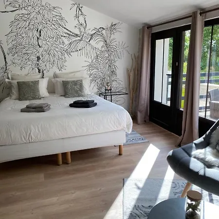 La Chaumeauniere לינה וארוחת בוקר