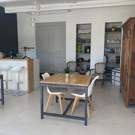 לינה וארוחת בוקר La Chaumeauniere 3*