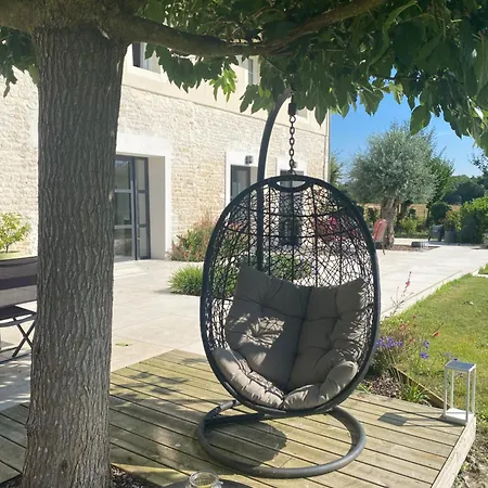 La Chaumeauniere לינה וארוחת בוקר